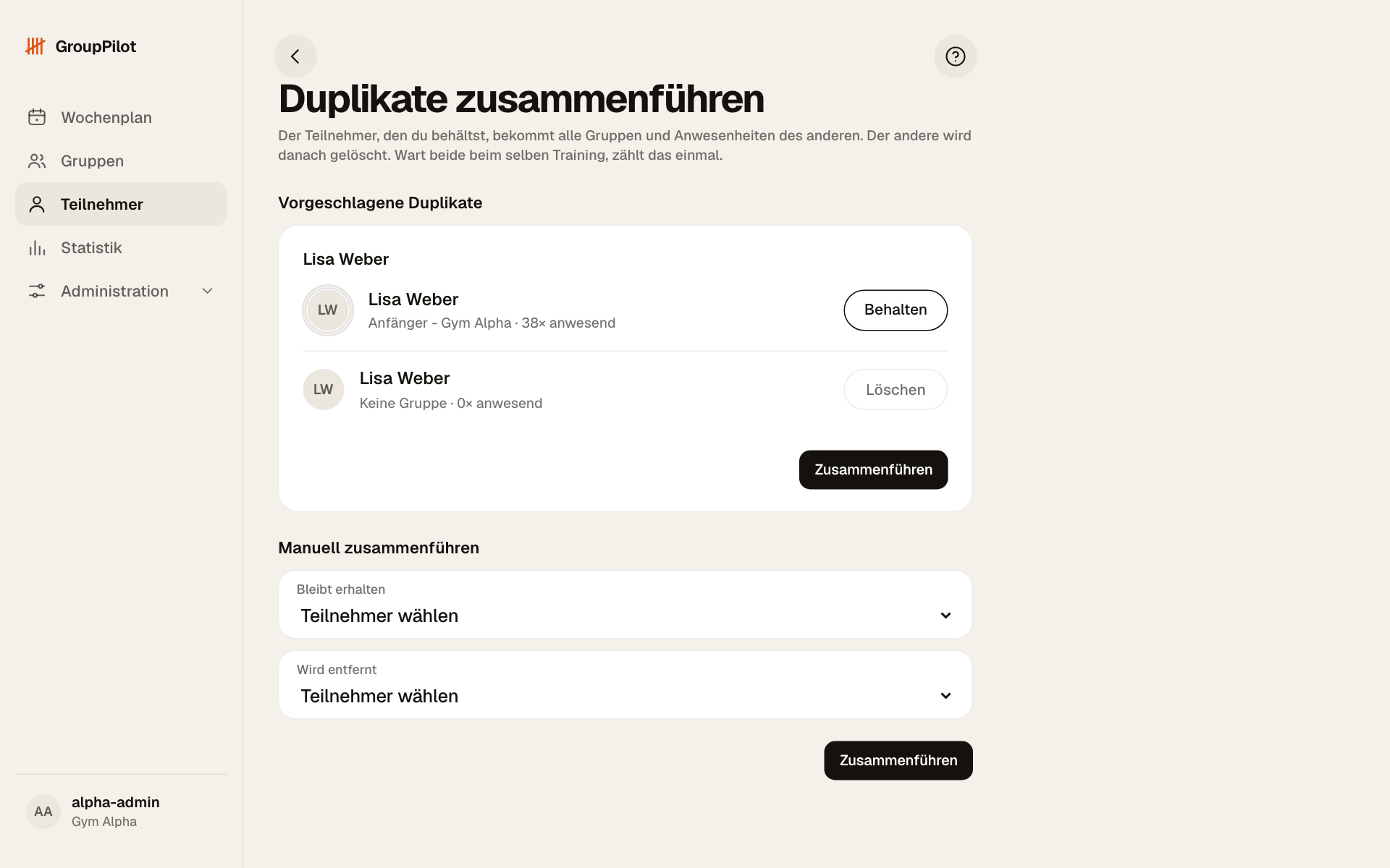 Seite Duplikate zusammenführen: Lisa Weber zweimal, einmal in der Gruppe Anfänger mit 38 Anwesenheiten und Behalten gewählt, einmal ohne Gruppe; darunter Manuell zusammenführen